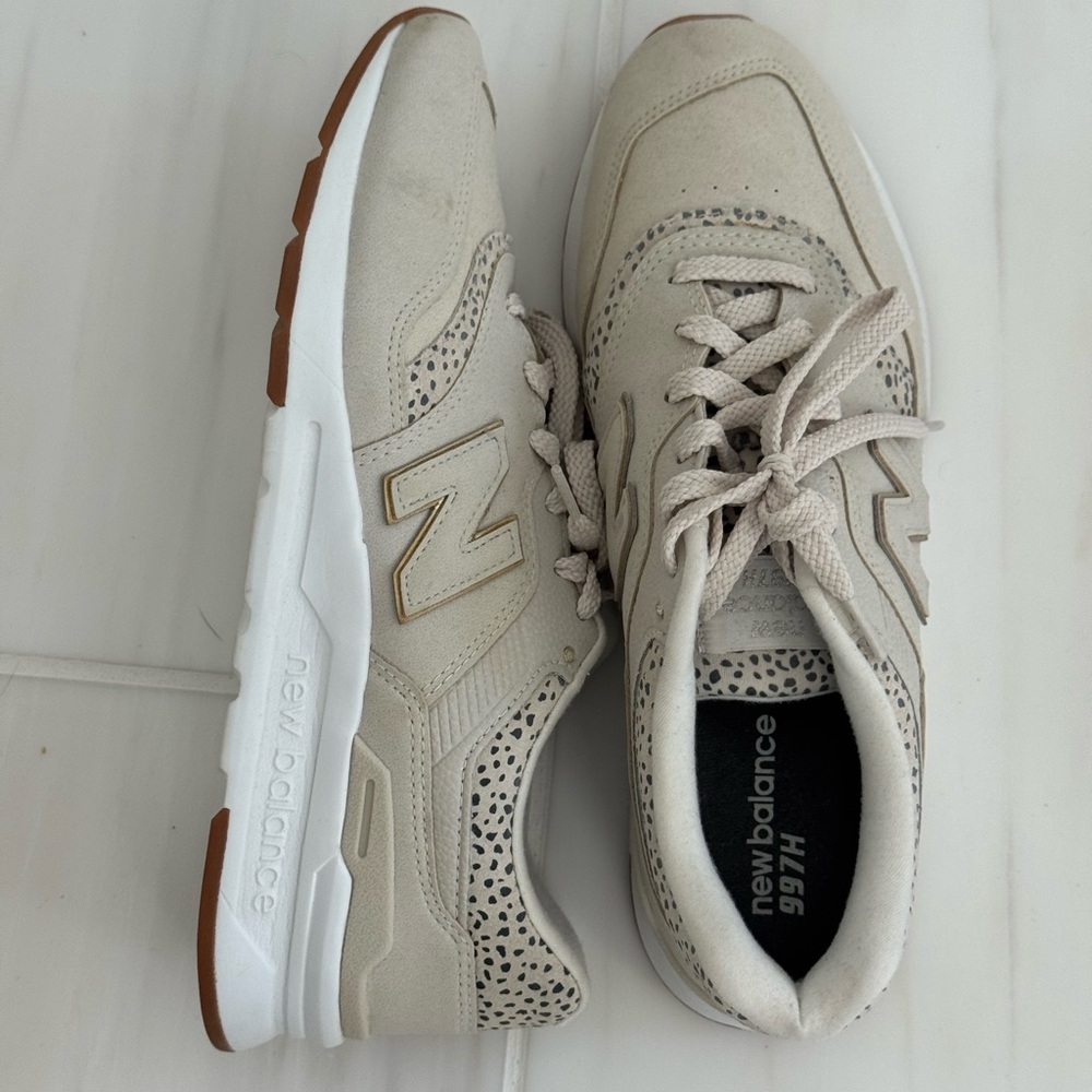 🐆Basically New 🐆New Balance Cream and Leopard trim Sneakers